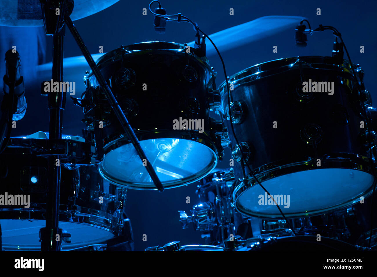 Teile einer Trommel in blauen Bühne Licht gesetzt Stockfoto
