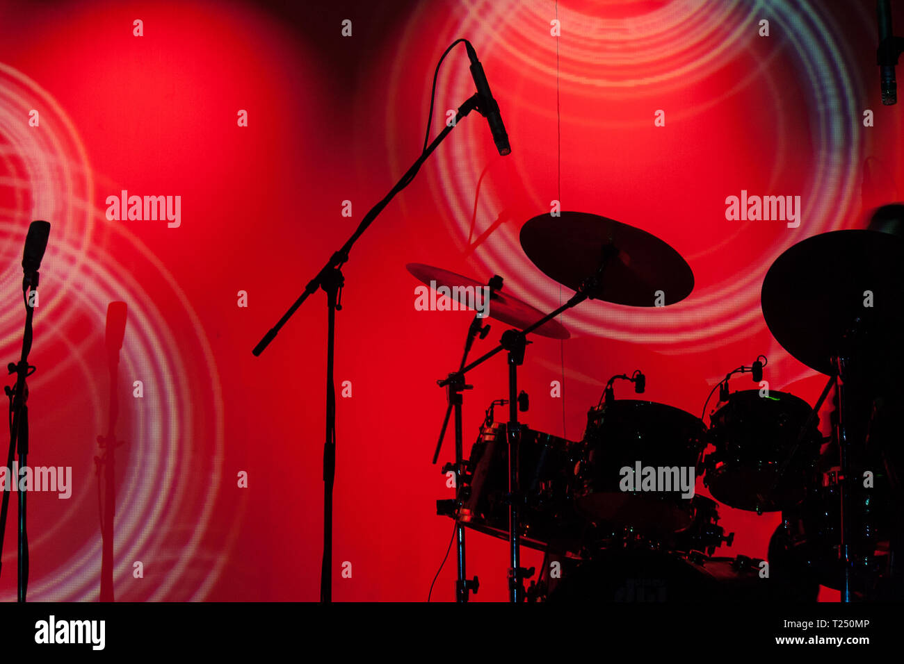 Silhouette einer Trommel vor der Roten Bühne Licht gesetzt Stockfoto