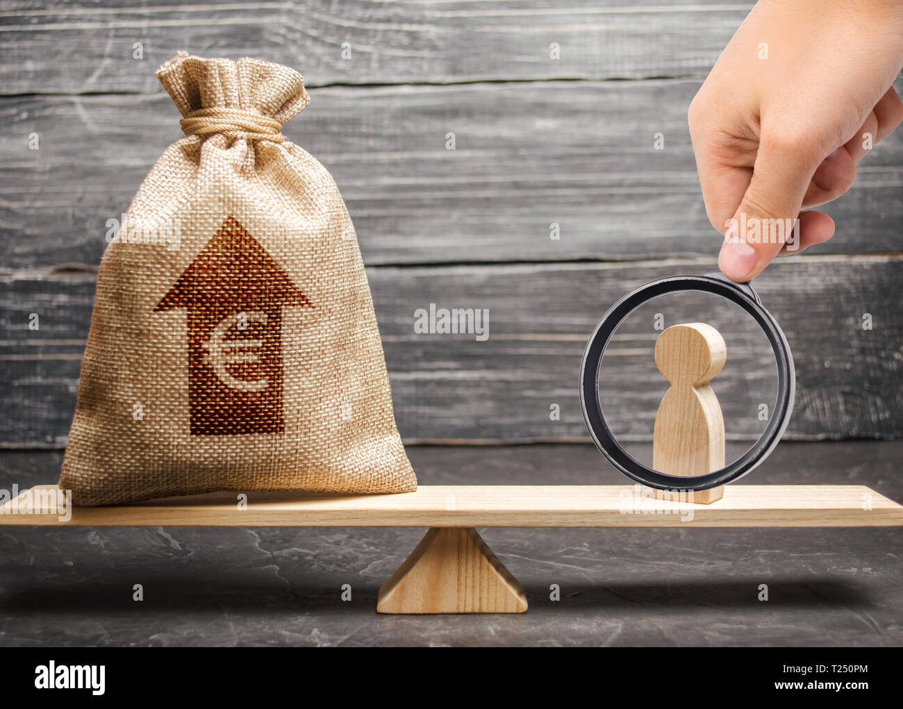 Lupe betrachtet einen Mann Figürchen und Euro Geld beutel mit dem Pfeil oben auf Skalen. durchschnittliches Gehalt auf dem Arbeitsmarkt, in der Preisgestaltung. Kriterien und Re Stockfoto