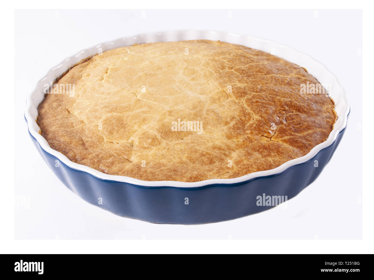 Leckere hausgemachte Shepherd's Pie auf weißem Hintergrund Stockfoto