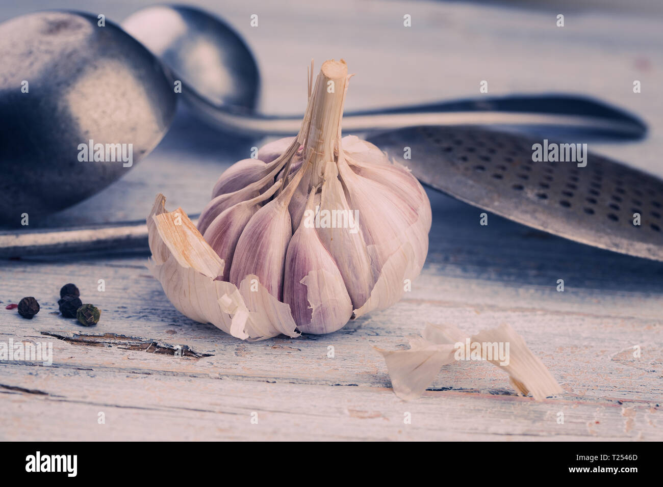 Frische ganze Knoblauch Glühbirne auf Holzbrett Stockfoto