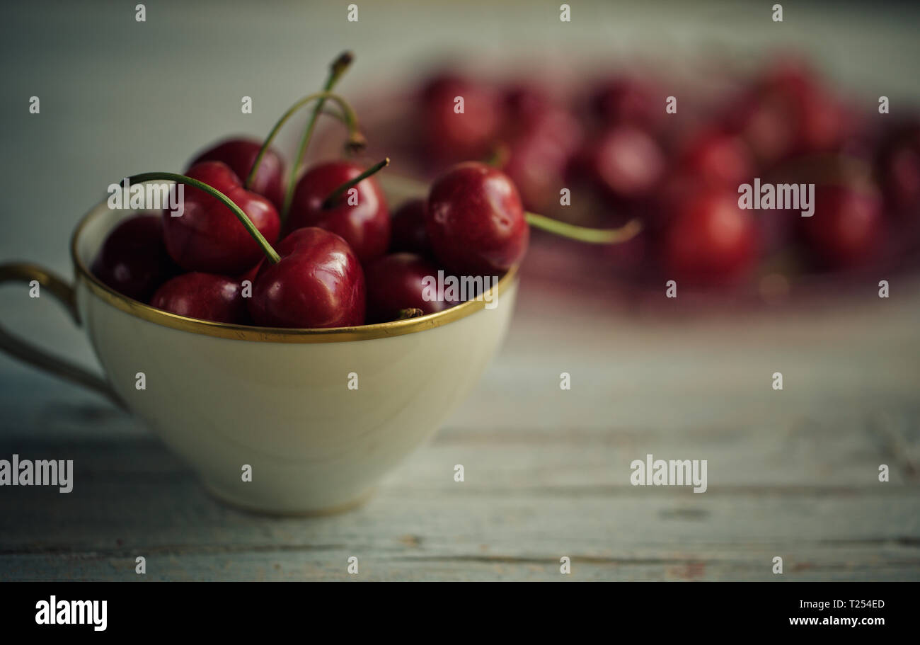 Reif Und Hellen Roten Kirschen Stockfoto Bild 242287765 Alamy