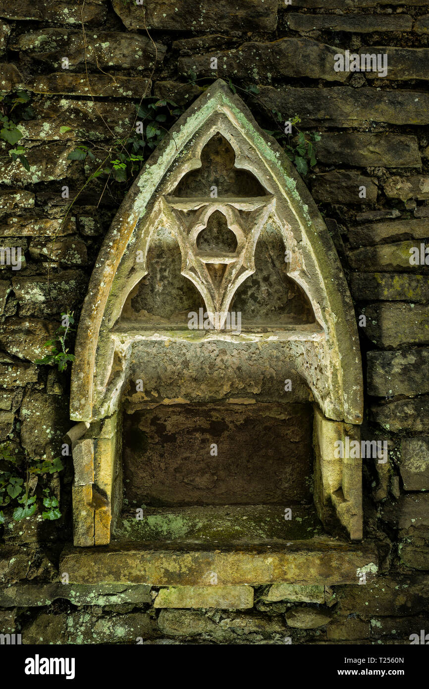 Weihwasserbecken in der Kirche an der Wand. Stockfoto