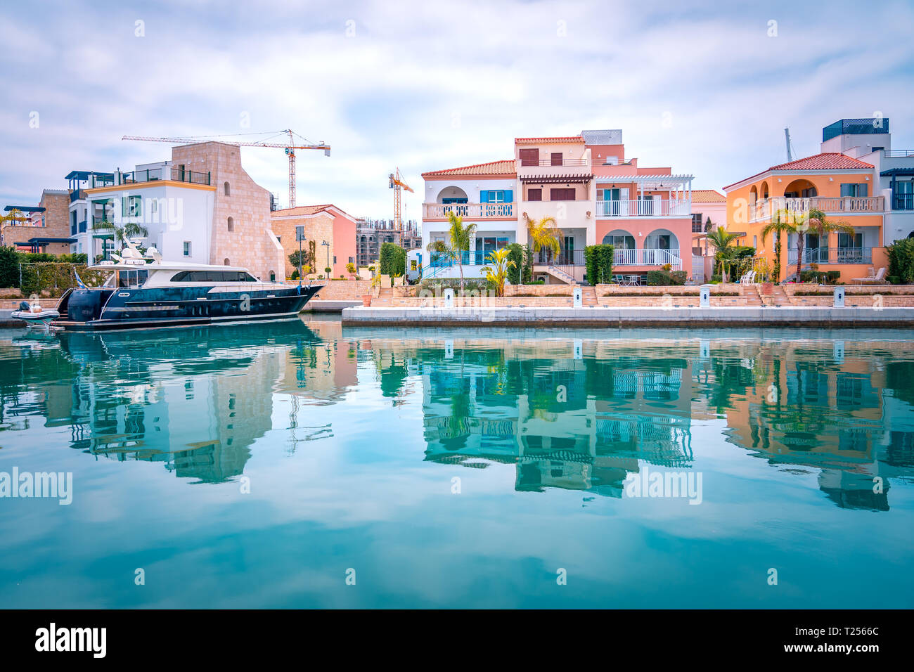 Schöner Blick auf die Marina, Limassol Stadt Zypern. Moderne und luxuriöse Leben in neu entwickelten Hafen mit Yachten, Restaurants, Geschäfte und Uferpromenade. Stockfoto