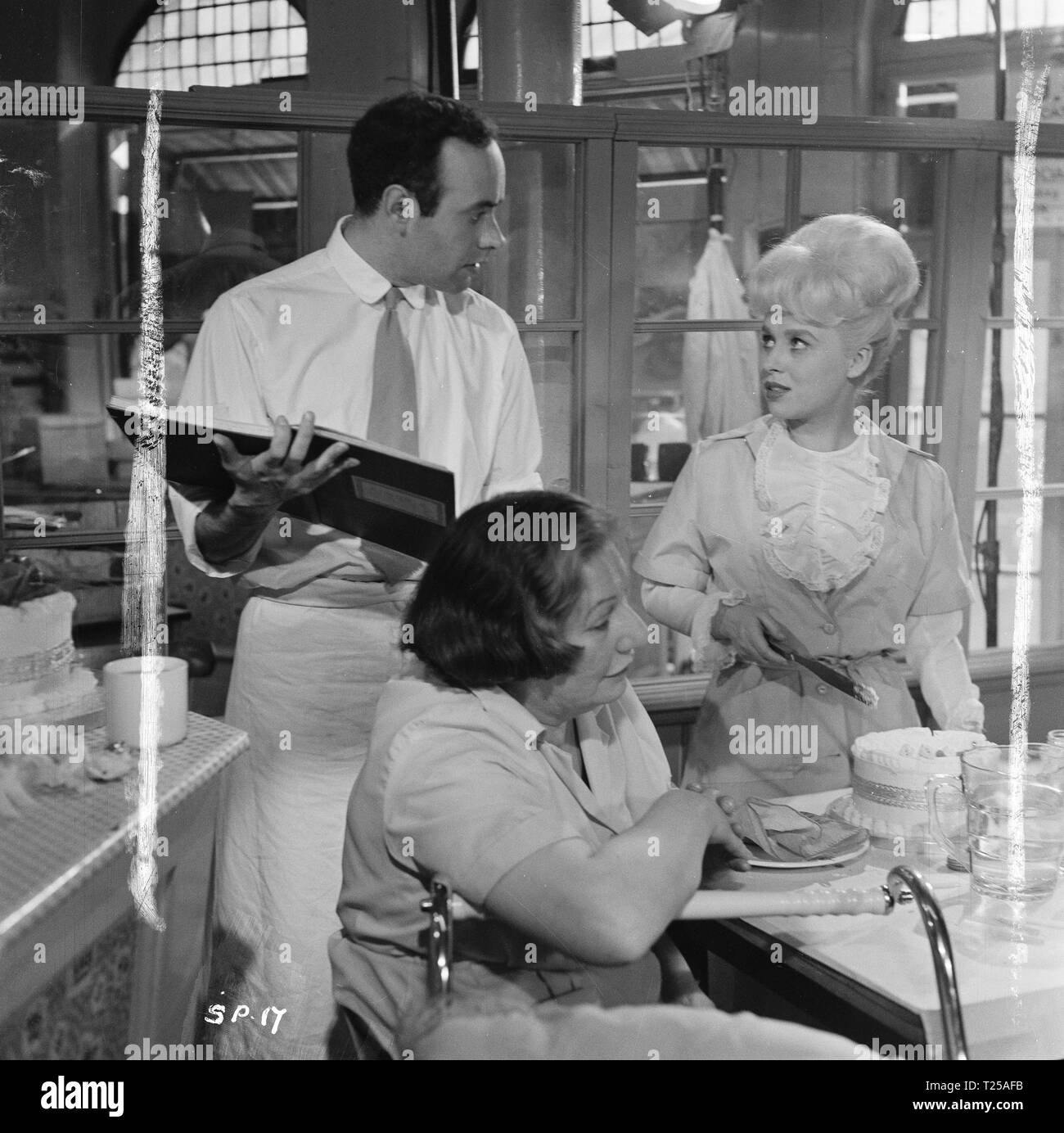 Spatzen können nicht singen (1962) Barbara Windsor, Victor Spinetti, Datum: 1962 Stockfoto