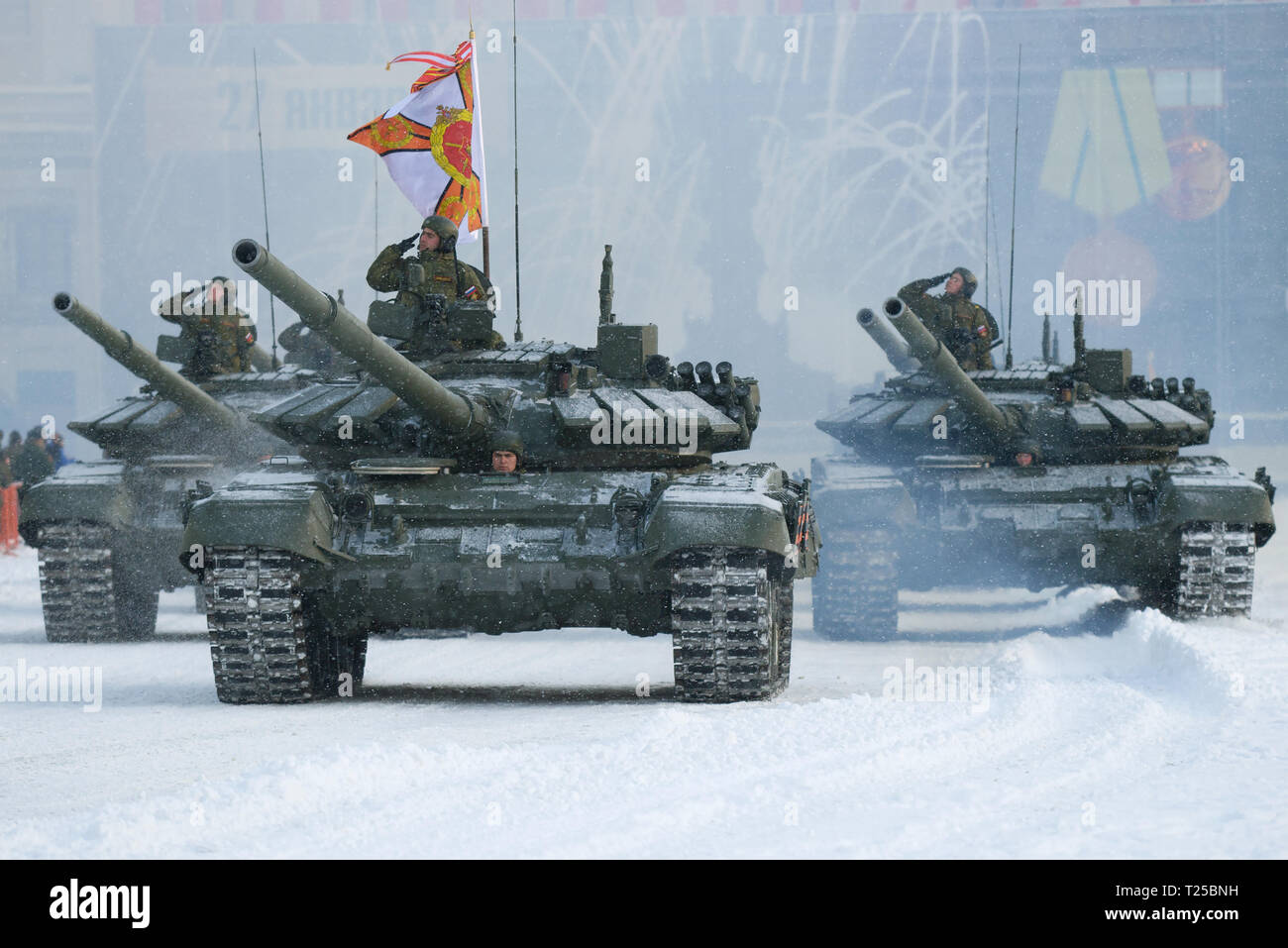 ST. PETERSBURG, Russland - Januar 24, 2019: T-72 B3 die russischen Panzer auf die generalprobe einer militärischen Parade zu Ehren der Tag der vollen Anheben der Sieg Stockfoto