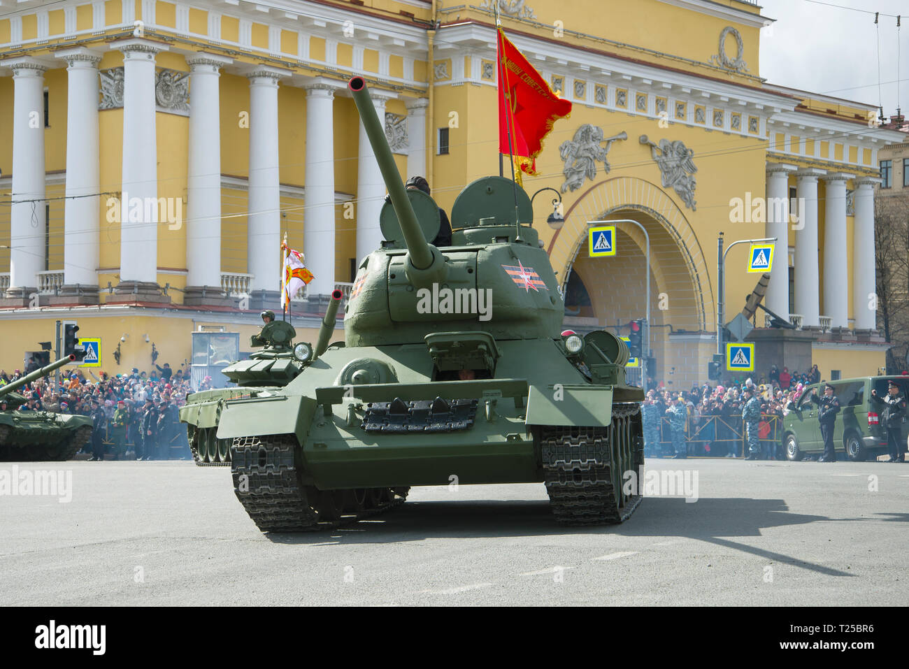 SAINT-Petersburg, Russland - Mai 09, 2017: Sowjetischer Panzer des Zweiten Weltkriegs-T-34-85 auf den Kopf einer Spalte tank. Fragment eines militärischen Par Stockfoto