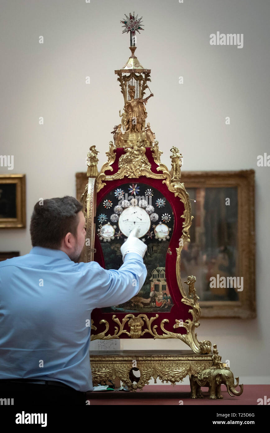 Steve herzhaftes Brunnen können Sie Anpassungen an eine reich verzierte Uhr aus dem 18. Jahrhundert an der York Art Gallery, an diesem Wochenende vor der Sommerzeit. Stockfoto