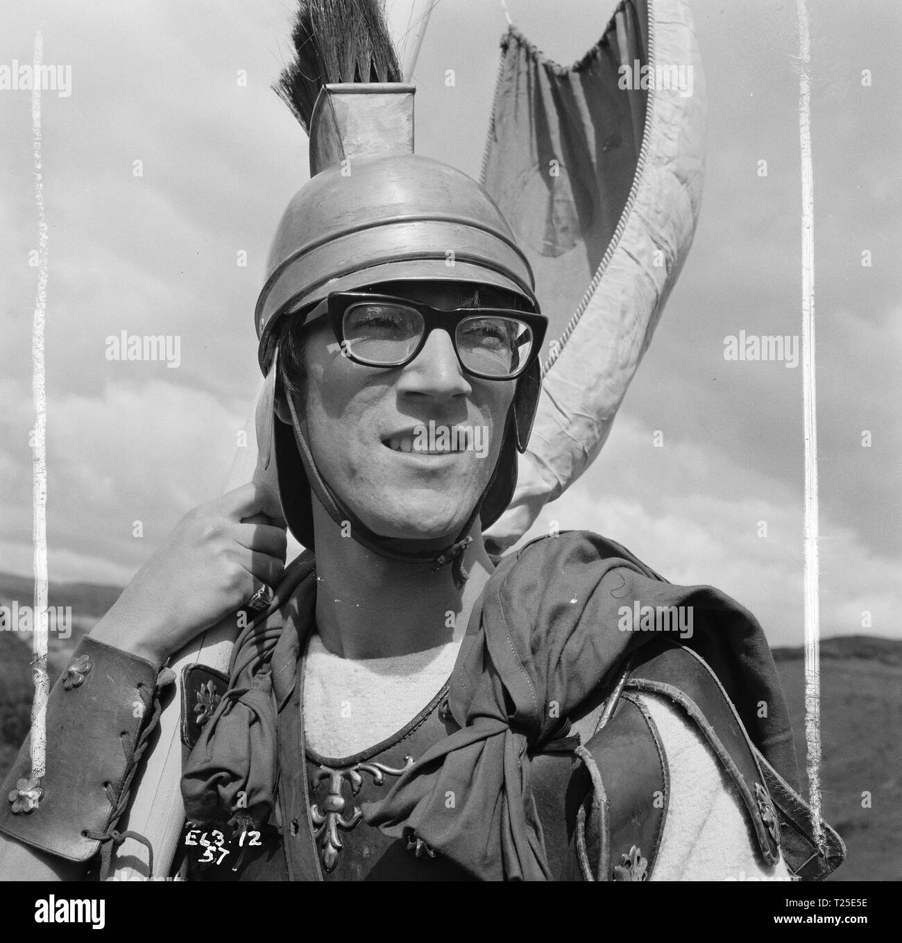 Wundervolles Leben (1964) Hank Marvin von den Schatten gekleidet wie ein römischer Zenturio Datum: 1964 Stockfoto