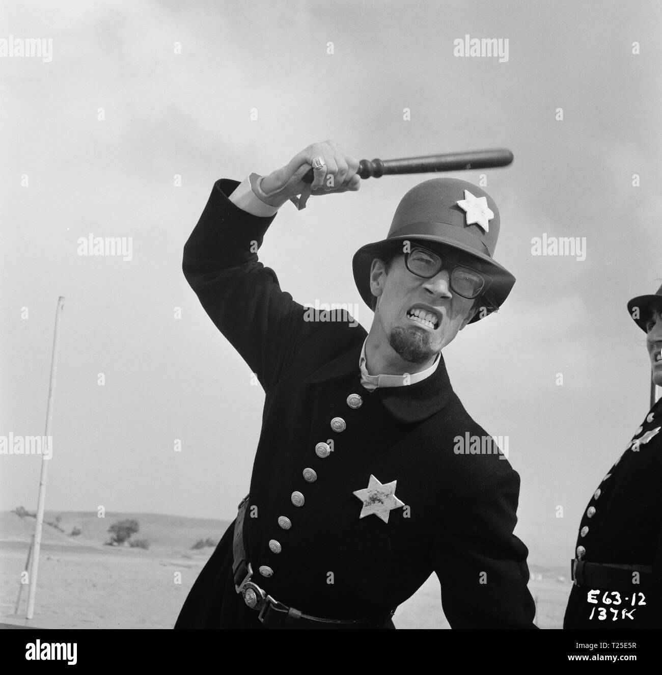 Wundervolles Leben (1964) Hank Marvin von den Schatten gekleidet wie ein Keystone Cop Datum: 1964 Stockfoto