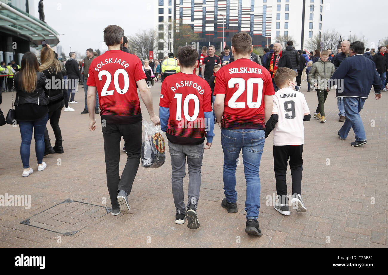 Manchester United Fans machen sich auf den Weg zum Stadion vor der Premier League Spiel im Old Trafford, Manchester. Stockfoto