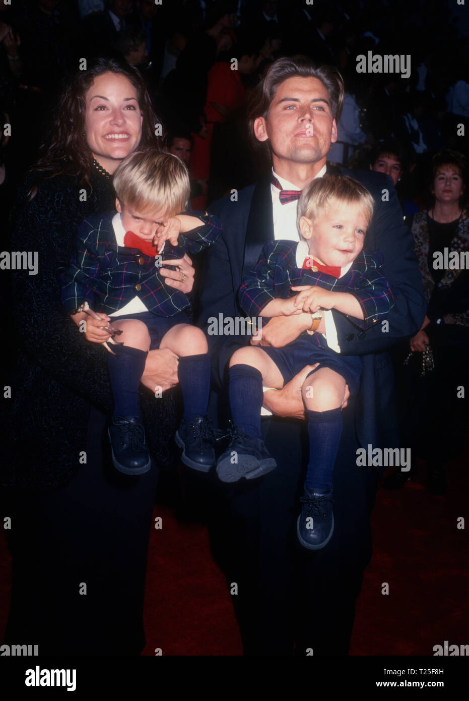 CULVER CITY, CA - 8. März: Akteure Brüder Dylan Sprouse und Cole Sprouse und Eltern Melanie Wright und Matthew Sprouse das 20. jährliche People's Choice Awards am 8. März 1994 an Sony Picture Studios in Culver City, Kalifornien. Foto von Barry King/Alamy Stock Foto Stockfoto