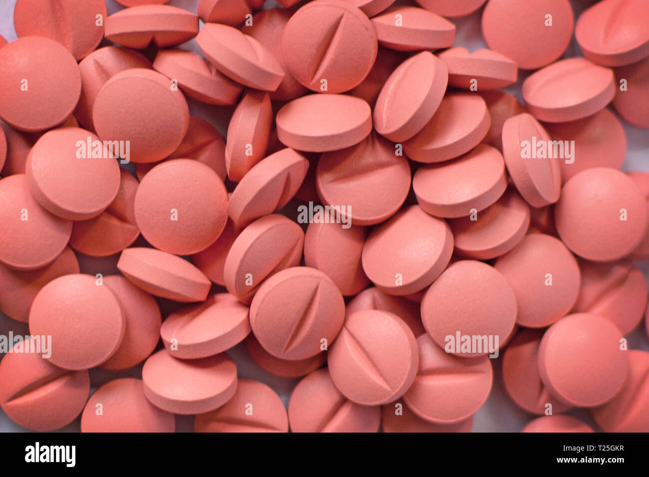 Haufen von vielen Hellrosa harten Pillen Hintergrund Stockfoto