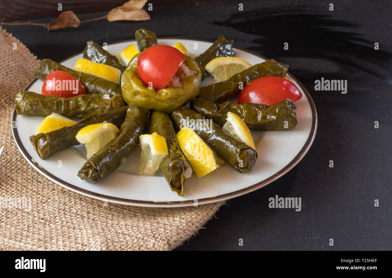 Traditionelle türkische Gerichte mit Olivenöl Blätter und gefüllte Paprika mit Zitrone Stockfoto