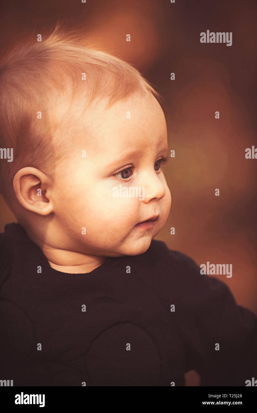 Kleines Kind Mit Blonden Haaren Outdoor Baby Auf Unscharfen Natur Kind Mit Sussen Gesicht Die Unschuld Der Kindheit Und Zartlichkeit Konzept Stockfotografie Alamy