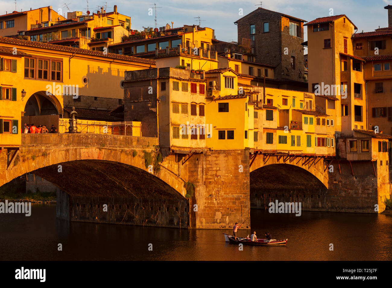 Der Ponte Vecchio, eine mittelalterliche Stein geschlossen - brüstungs Segmentbogen Brücke über den Fluss Arno in Florenz, Italien, bekannt für noch in Läden gebaut Stockfoto