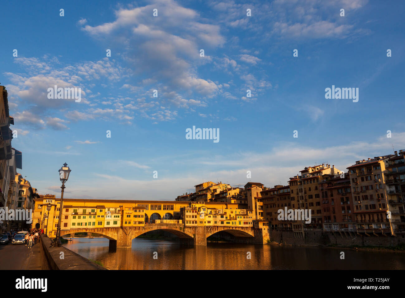 Der Ponte Vecchio, eine mittelalterliche Stein geschlossen - brüstungs Segmentbogen Brücke über den Fluss Arno in Florenz, Italien, bekannt für noch in Läden gebaut Stockfoto