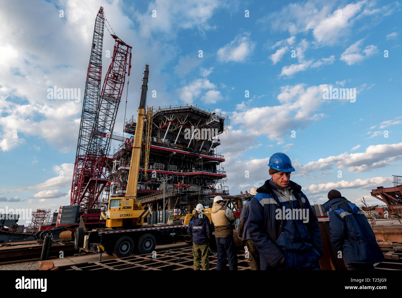 Konstruktion und Bau der Bohrlochkopf der Bohrinsel Plattform für Lukoil Filanovsky Field Development Project im Kaspischen Meer in Russland. Stockfoto