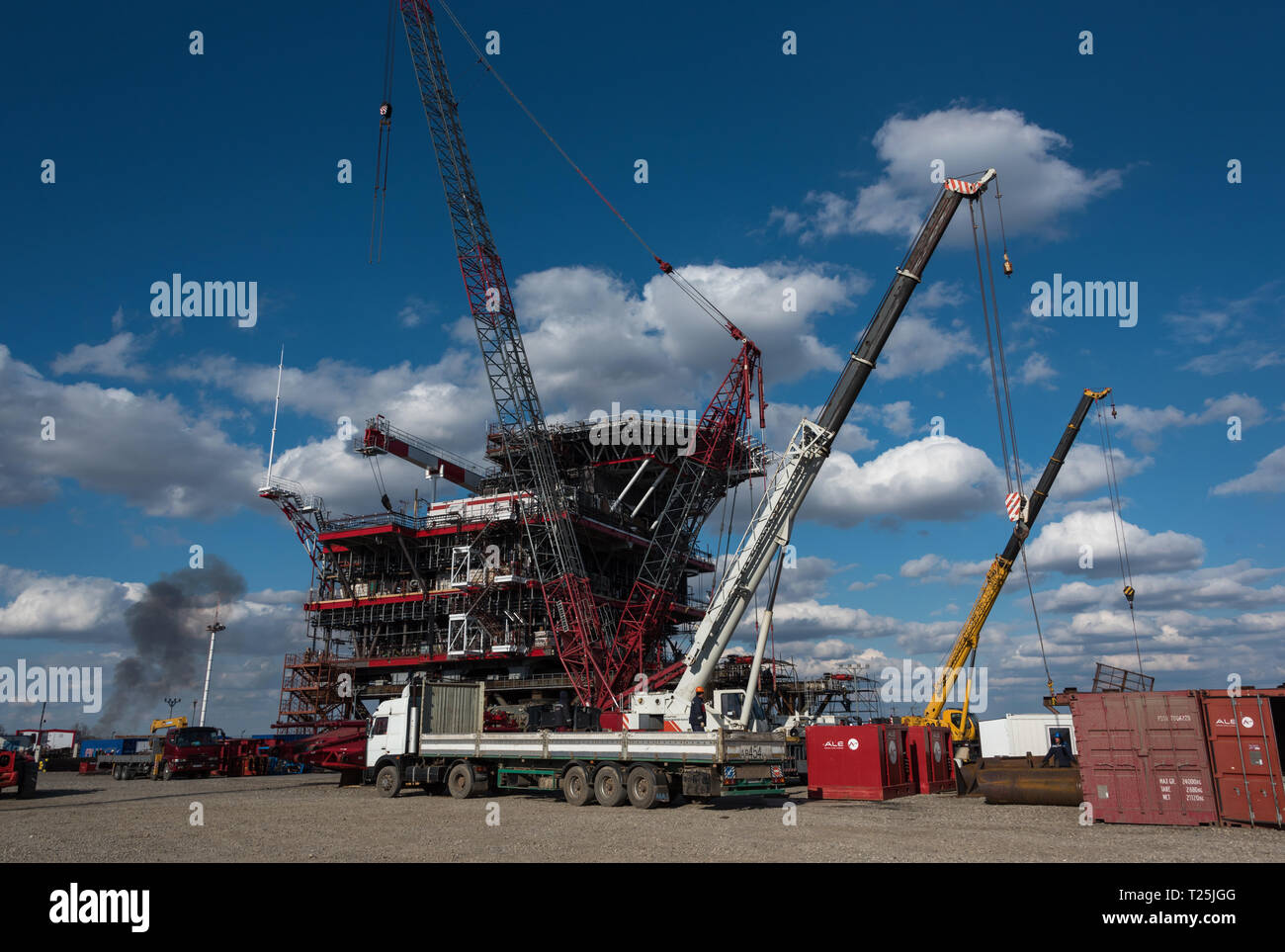 Konstruktion und Bau der Bohrlochkopf der Bohrinsel Plattform für Lukoil Filanovsky Field Development Project im Kaspischen Meer in Russland. Stockfoto