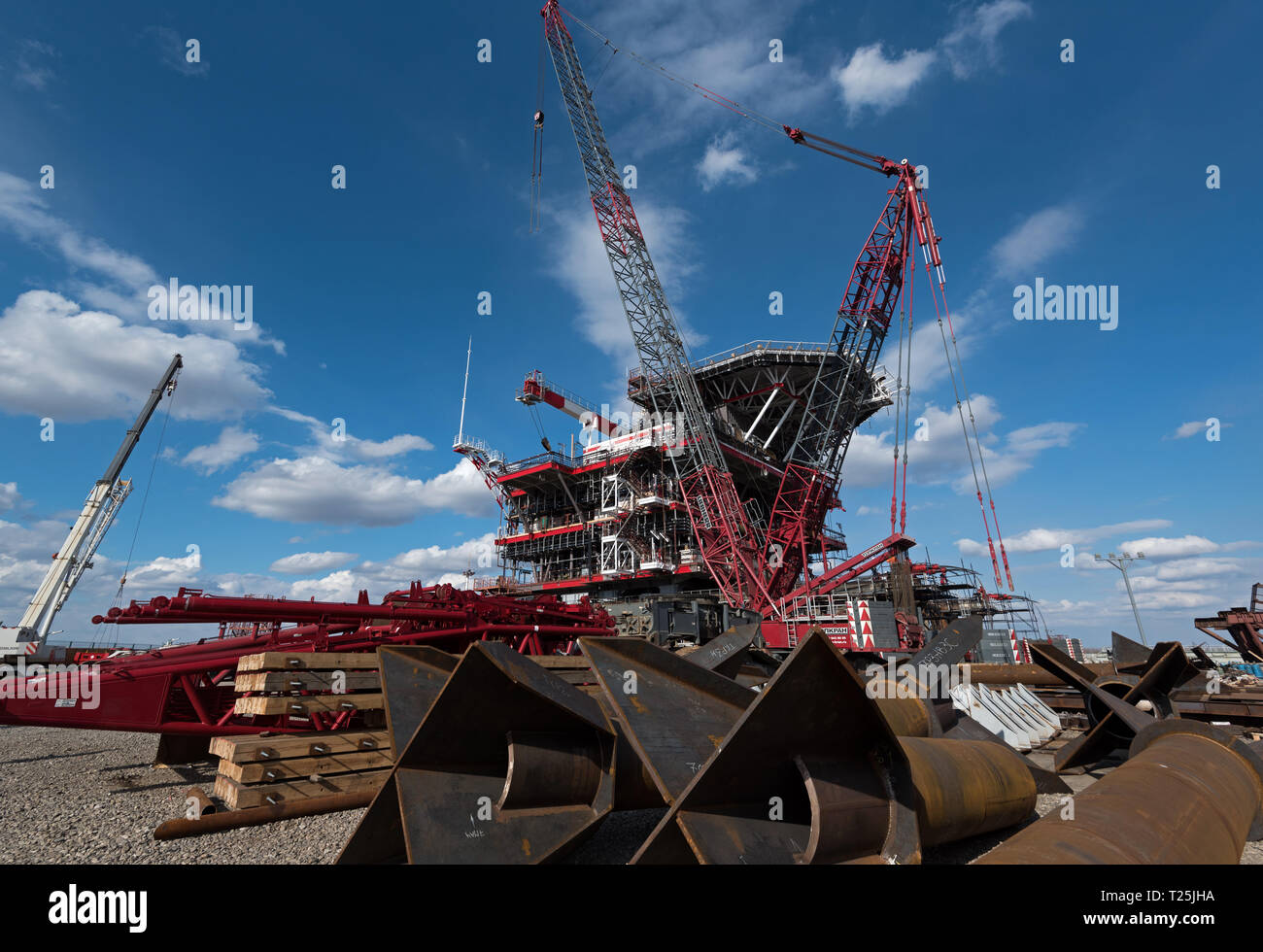 Konstruktion und Bau der Bohrlochkopf der Bohrinsel Plattform für Lukoil Filanovsky Field Development Project im Kaspischen Meer in Russland. Stockfoto