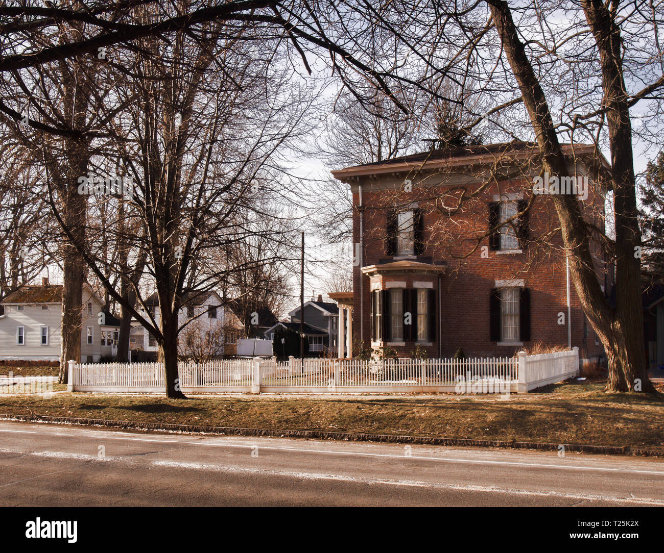 Schone Alte Backstein Haus Mit Weissen Lattenzaun Stockfoto Bild