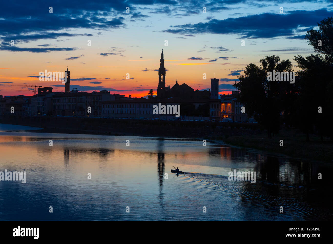 Ein Paddler auf den Fluss Arno in der Region Toskana in Italien, durch das Herz von Florenz, Italien fließt. Stockfoto