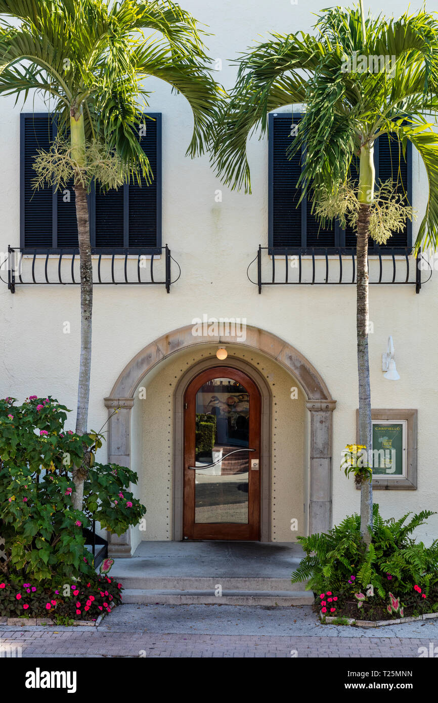 Seiteneingang, historische Merkantilgebäude - b. 1919, Naples, Florida, USA Stockfoto