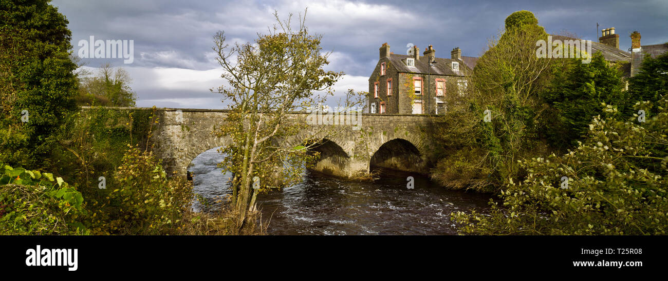 Old Bushmills Dorf, Brücke und den Fluss, Nordirland Stockfoto