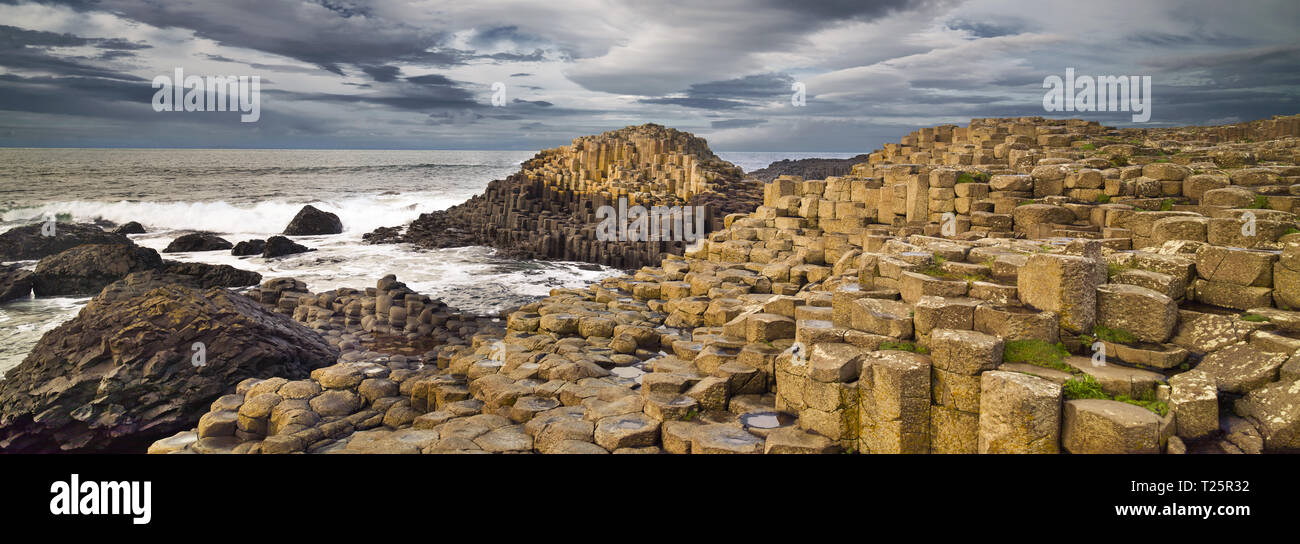 Giants Causeway Felsen und Meer, Nordirland, Großbritannien Stockfoto