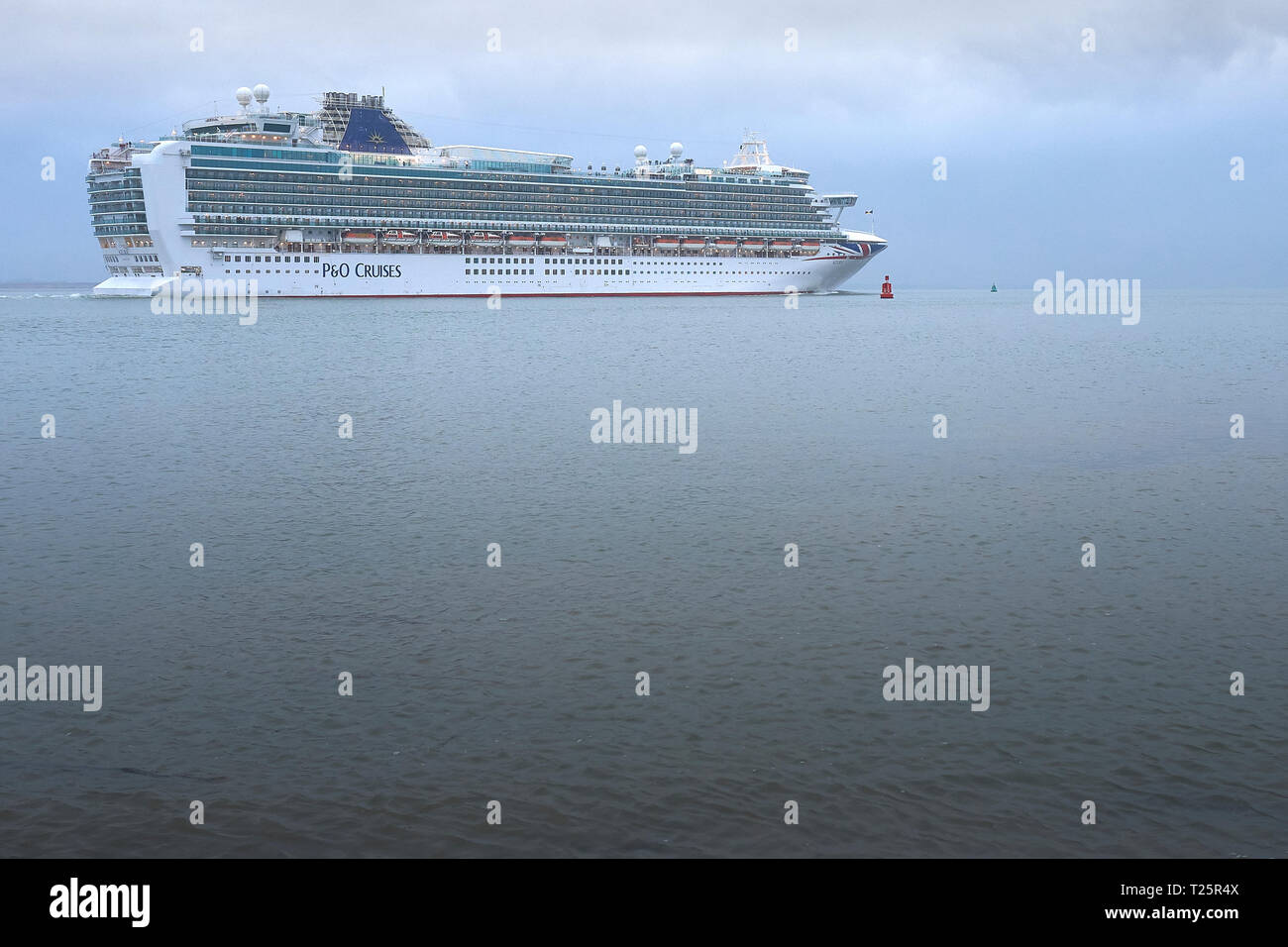 Die P&O Cruises, riesiges Kreuzfahrtschiff, AZURA, Unterwegs in Southampton Wasser, Abfahrt im Hafen von Southampton, UK. 22. März 2019. Stockfoto