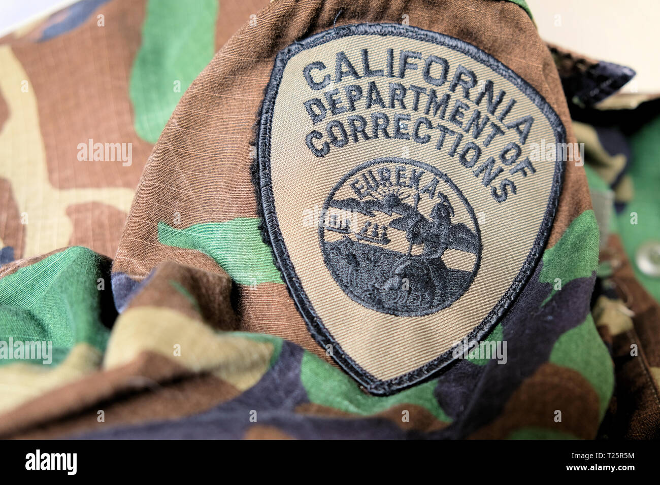 Kalifornien Abteilung Von Korrekturen Uniform Patch Logo Auf Korrekturoffizier Uniform Korrekturoffiziere Stockfotografie Alamy