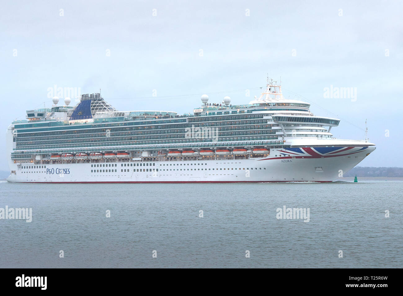 Die P&O Cruises, riesiges Kreuzfahrtschiff, AZURA, Unterwegs in Southampton Wasser, Abfahrt im Hafen von Southampton, UK. 22. März 2019. Stockfoto