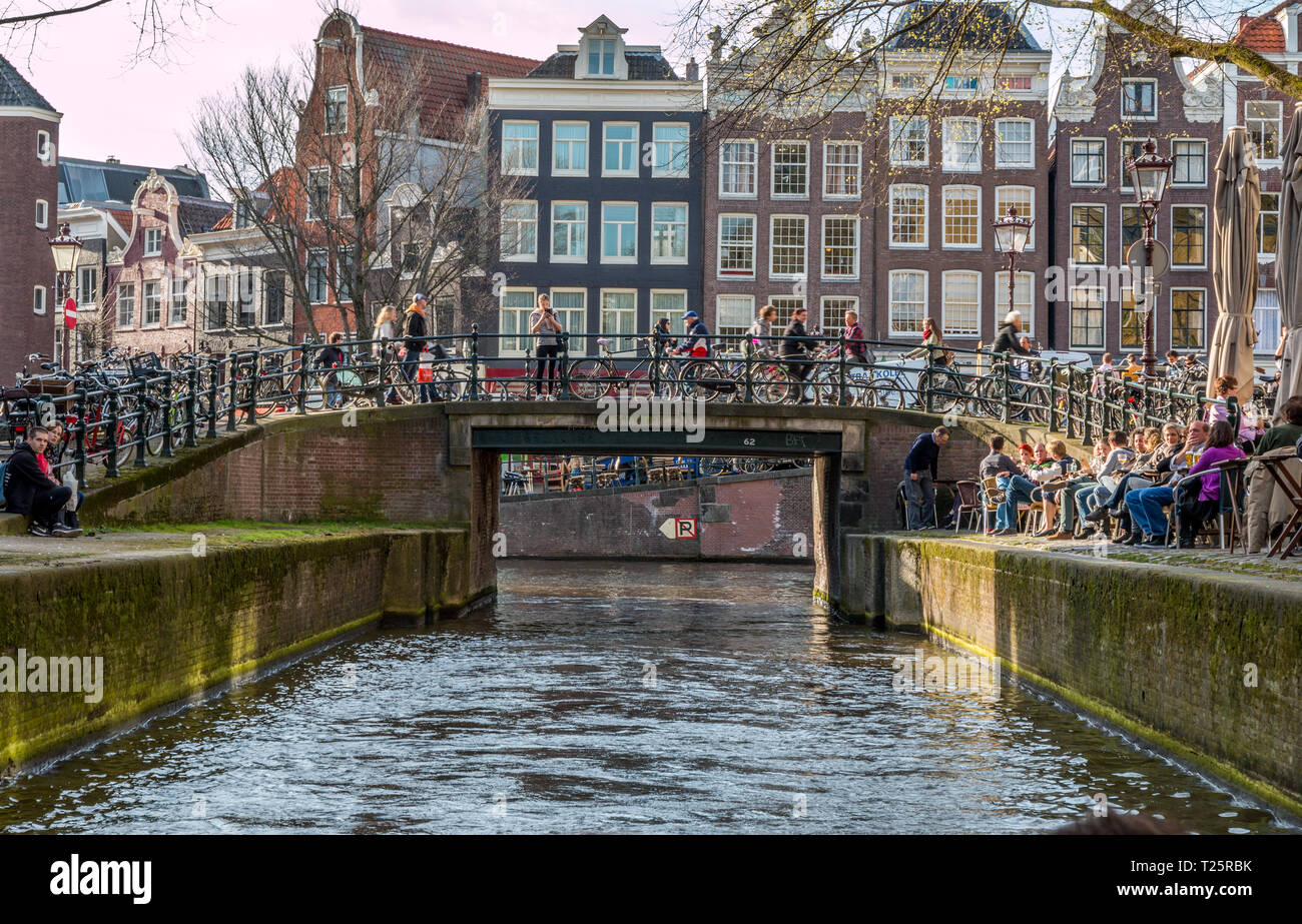 März 19, 2014: Amsterdam Holland. Touristen und Residence von Amsterdam genießen Sie Speisen und Getränke in einem der vielen Restaurants in Amsterdam, Holland. Stockfoto