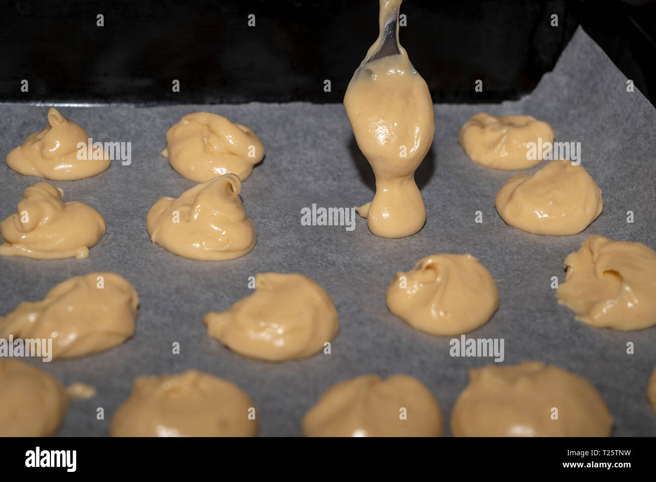 Blätterteig für Kuchen Löffel in einem Backblech in einem elektrischen Ofen Stockfoto