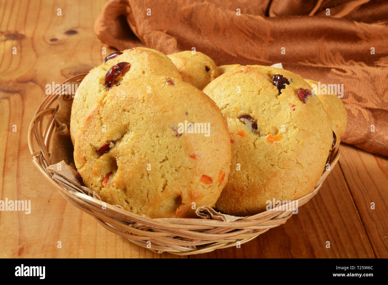 Ein Korb mit Cranberry orange Cookies auf einem rustikalen Holztisch Stockfoto