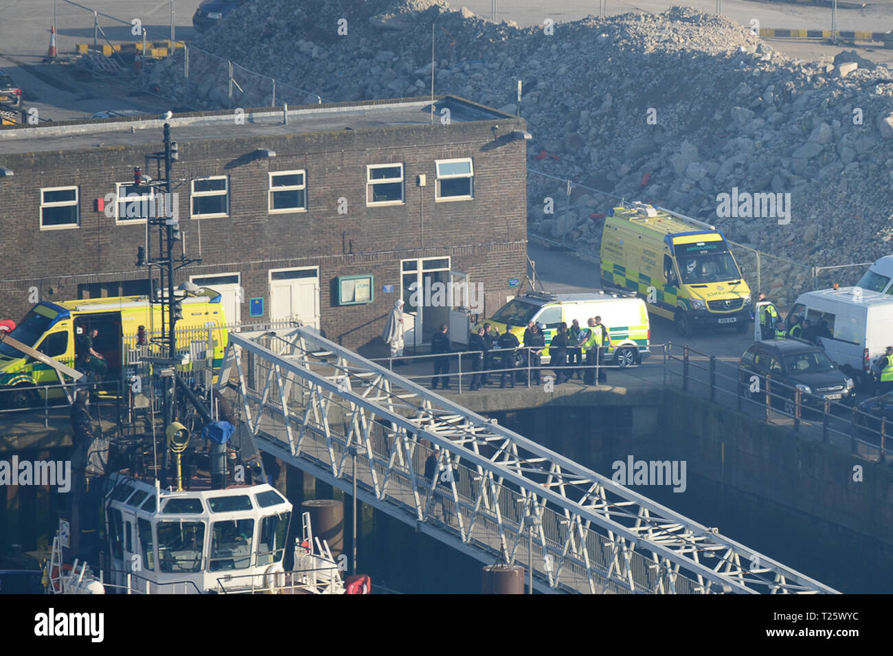 Grenze retten vermuteten illegalen Einwanderer in einem kleinen Rippe, war auf dem Weg nach Großbritannien Mit: Mediziner, Grenze, der Polizei, der illegalen Einwanderer Wo: Dover, Großbritannien Wann: 27 Feb 2019 Credit: Graham Mitchell/WANN Stockfoto