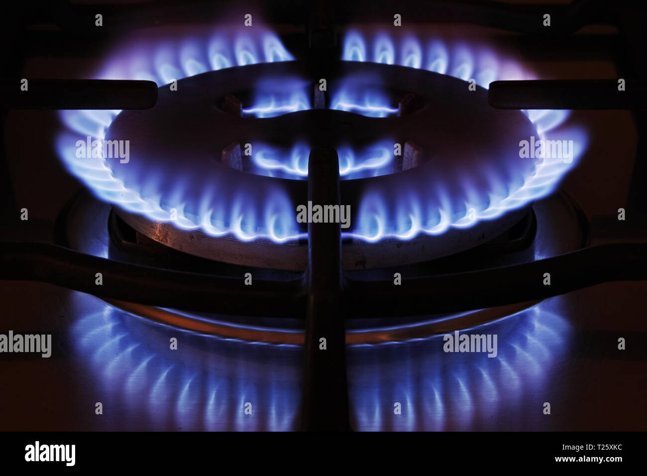 Home Herd, Flame und Reflexe eines Methan Gas Brenner Stockfoto