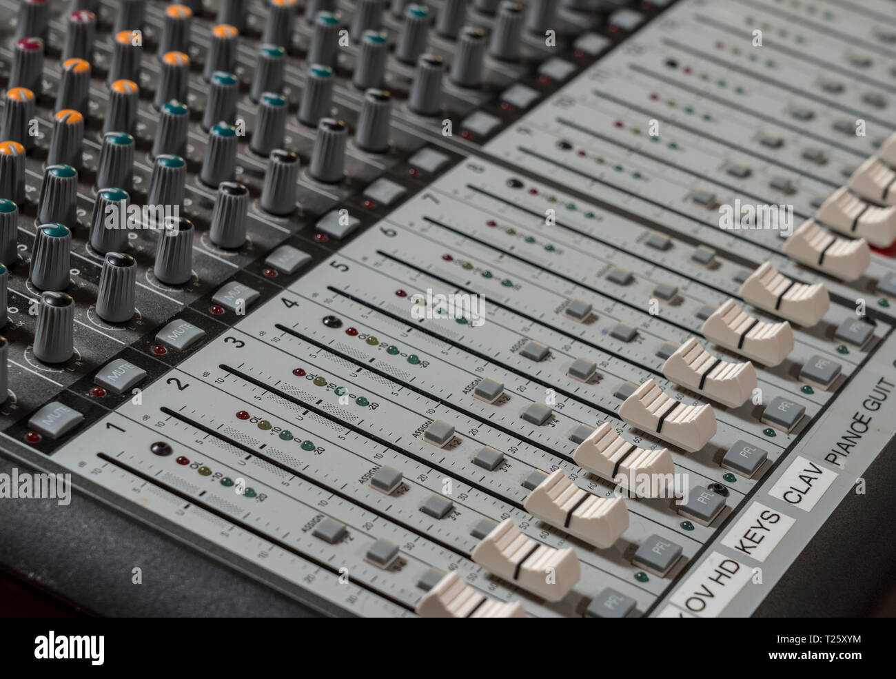 Nahaufnahme des modernen Regler auf Audio Sound Mixer Board Stockfoto
