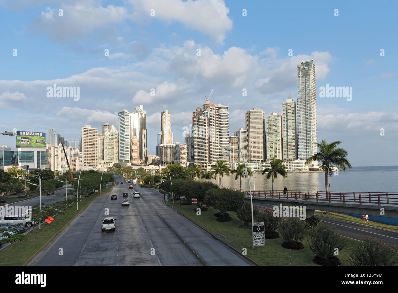 Skyline hinter dem Inter American Highway in Panama City Stockfoto