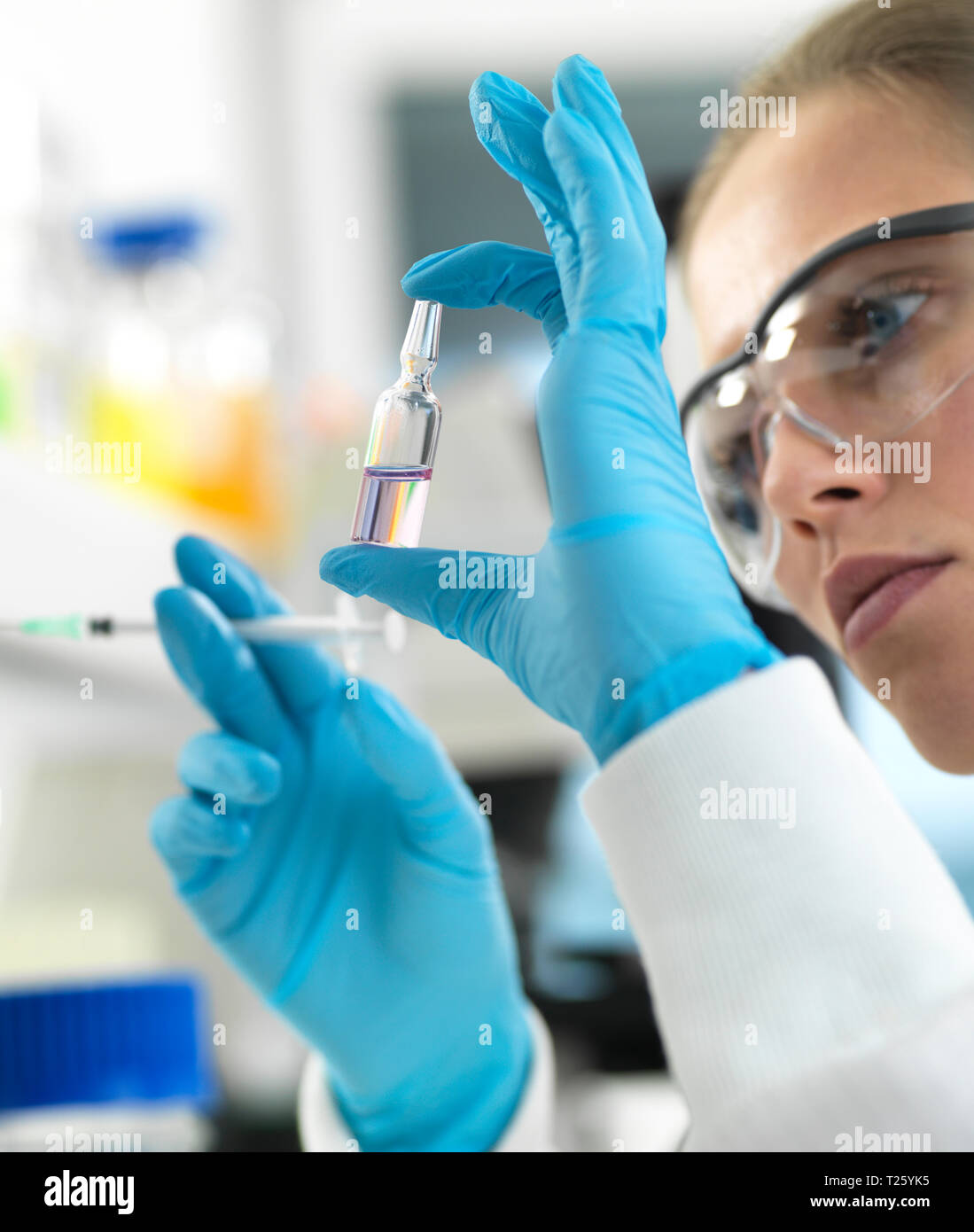 Die pharmazeutische Forschung, Wissenschaftler eine neue Droge für die Prüfung im Labor Stockfoto