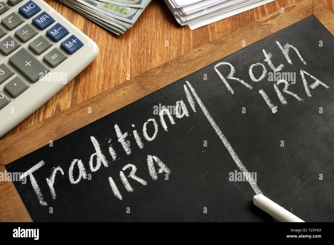 Traditionelle IRA vs Roth IRA auf die Tafel geschrieben. Stockfoto