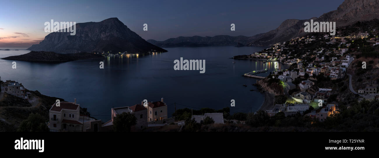 Griechenland, Kalymnos, Küstenstadt in der Nacht Stockfoto