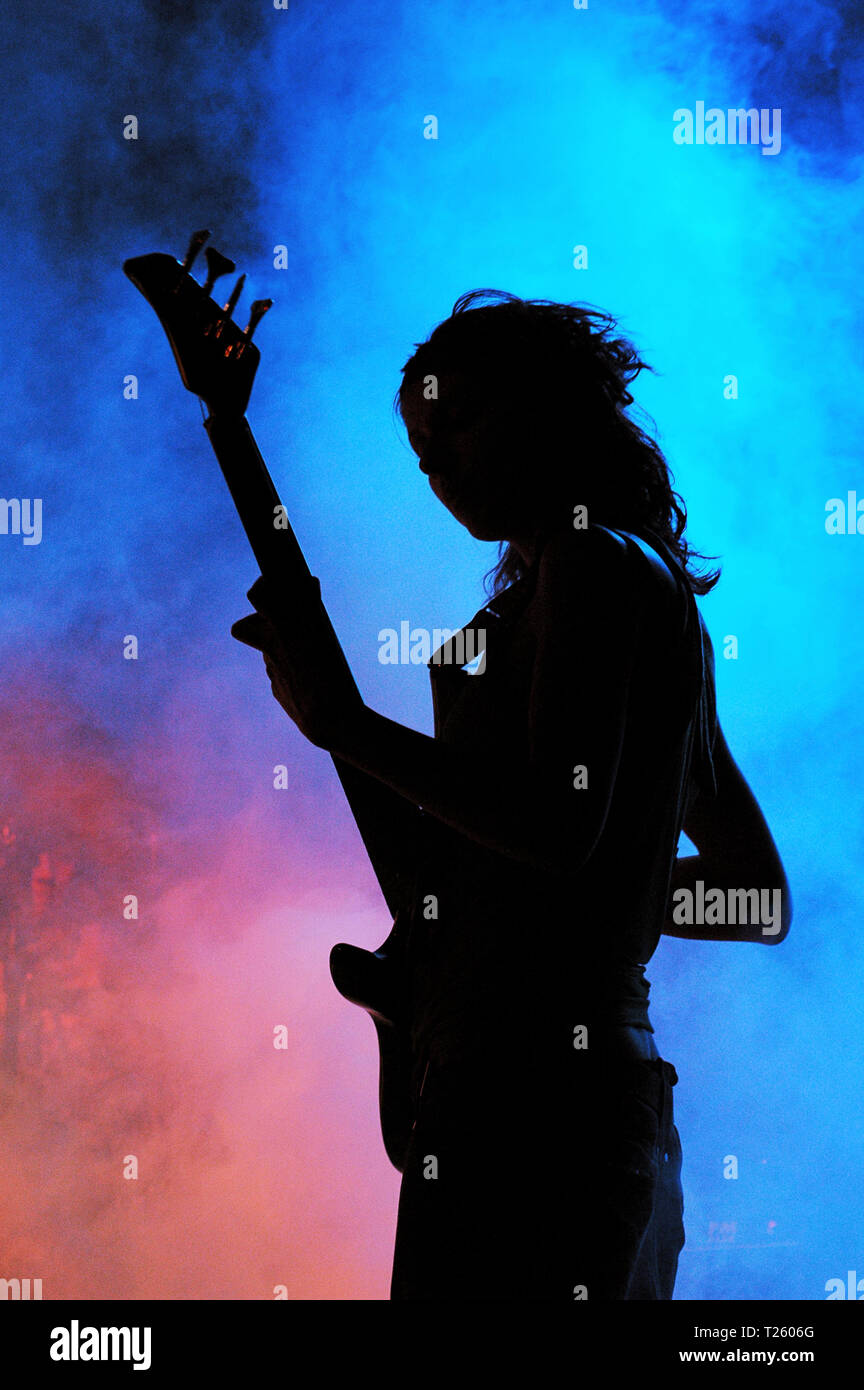 Bass Player in Pink und Blau Stockfoto