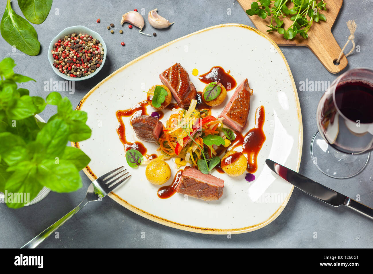 Entenbrust sous vide geräuchert, knackigem Gemüsesalat mit Mango Dressing, Schlesische Nudeln, orange Demi glace Stockfoto