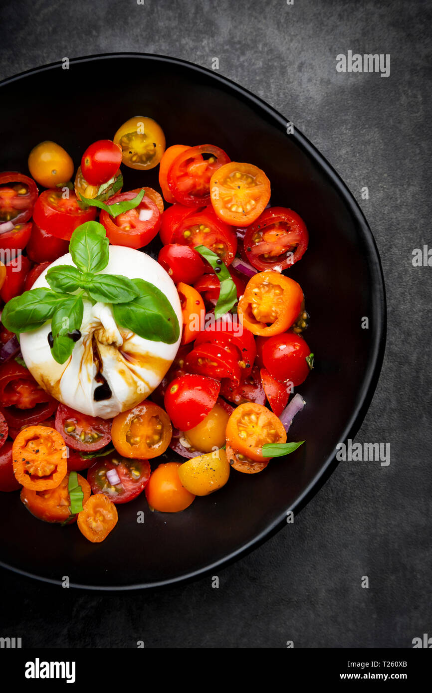 Schüssel Tomatensalat mit burrata Stockfoto
