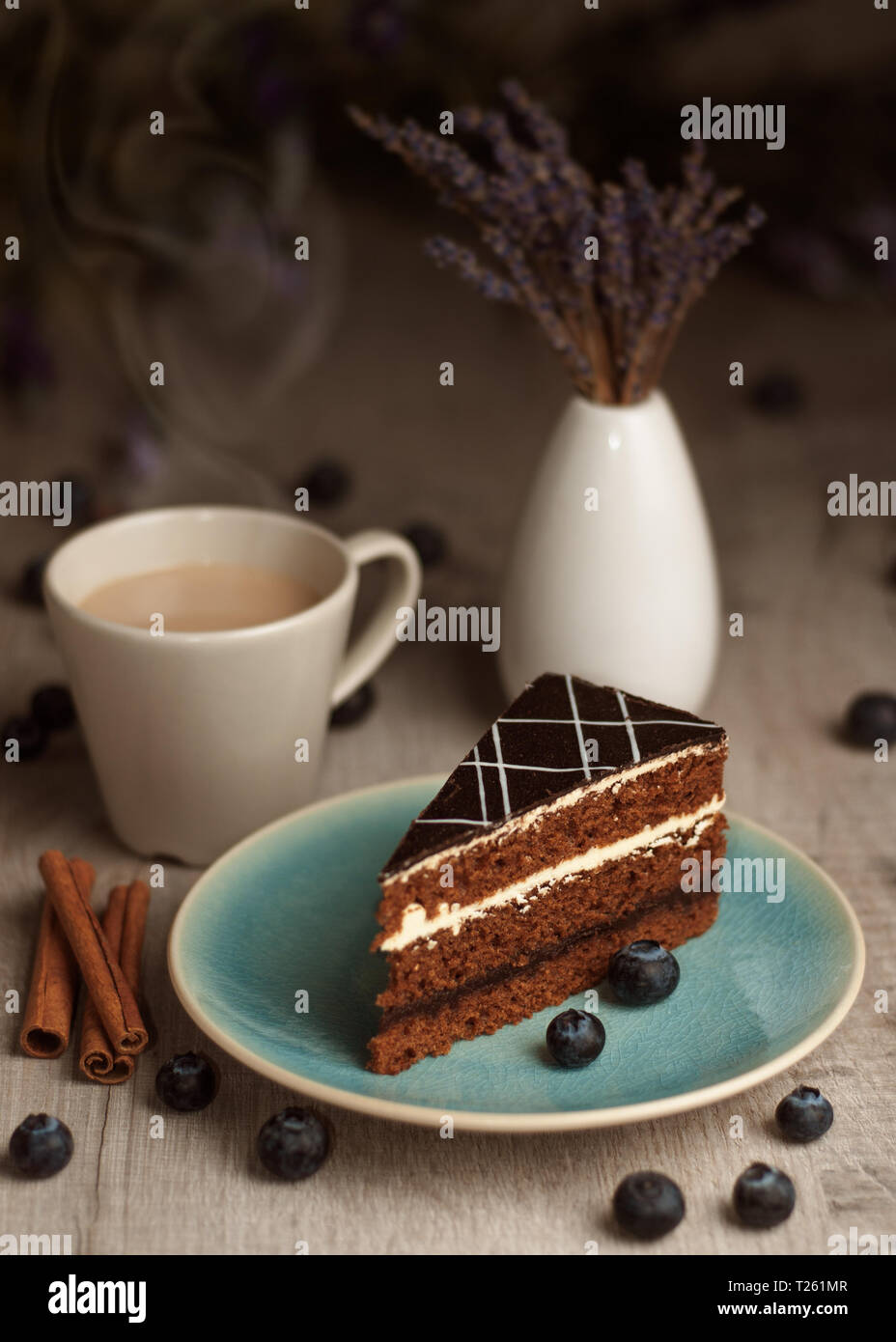 Ein Stuck Kuchen Auf Den Teller Und Eine Tasse Kaffee Blaubeeren Und Zimtstangen Stockfotografie Alamy