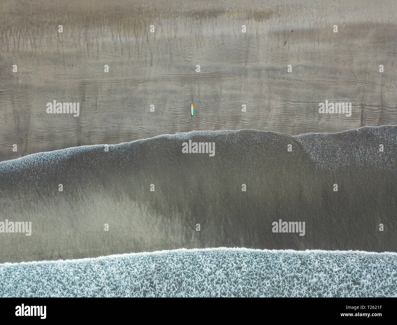 Bali, Kuta Beach, Surfbrett am Strand, Luftaufnahme Stockfoto