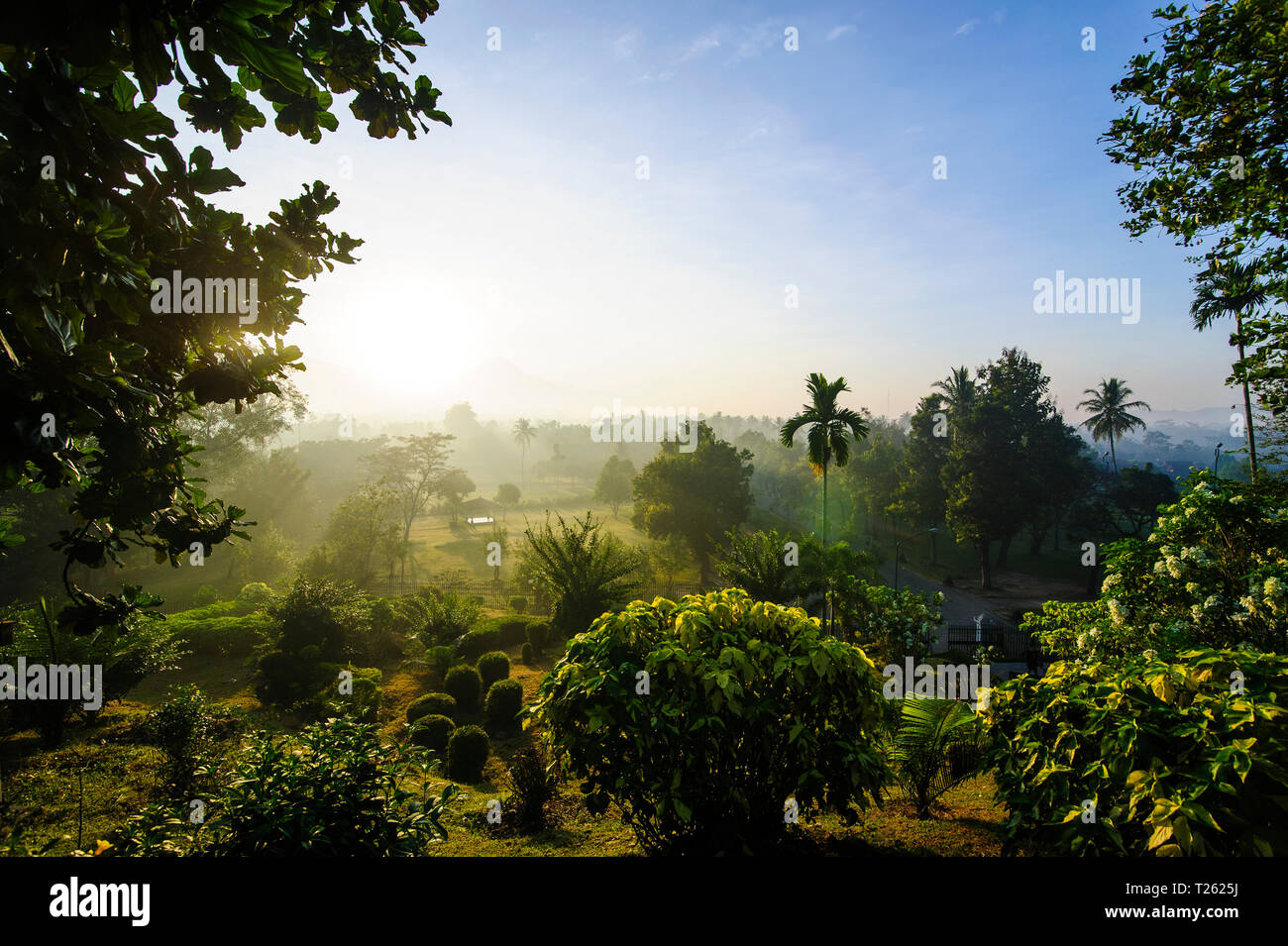 Indonesien, Java, früh am Morgen Blick aus dem Borobudur Tempel Komplex auf die Landschaft um Stockfoto