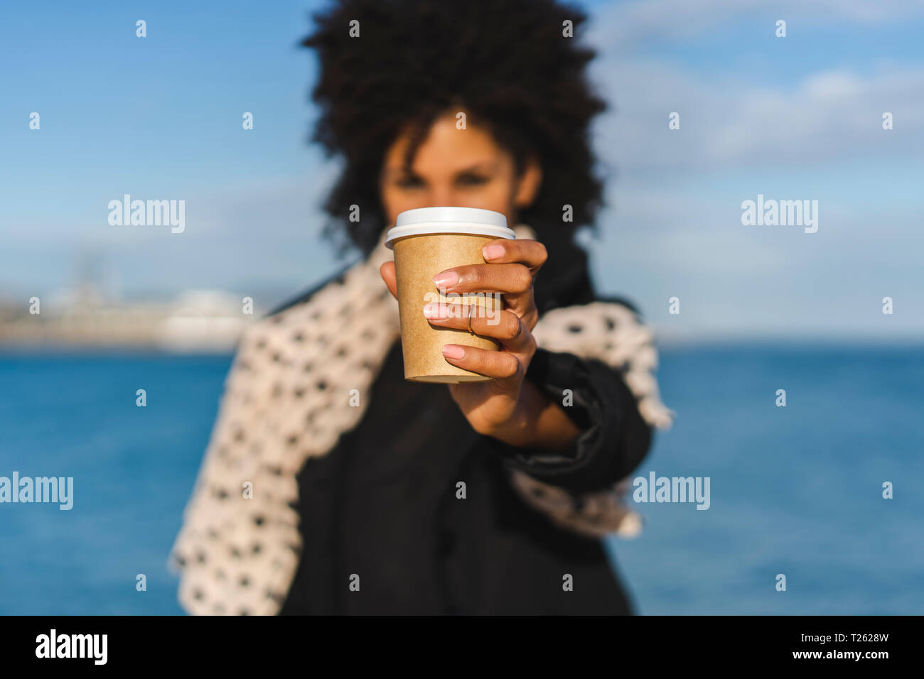 Woman's Hand, Kaffee trinken gehen, close-up Stockfoto