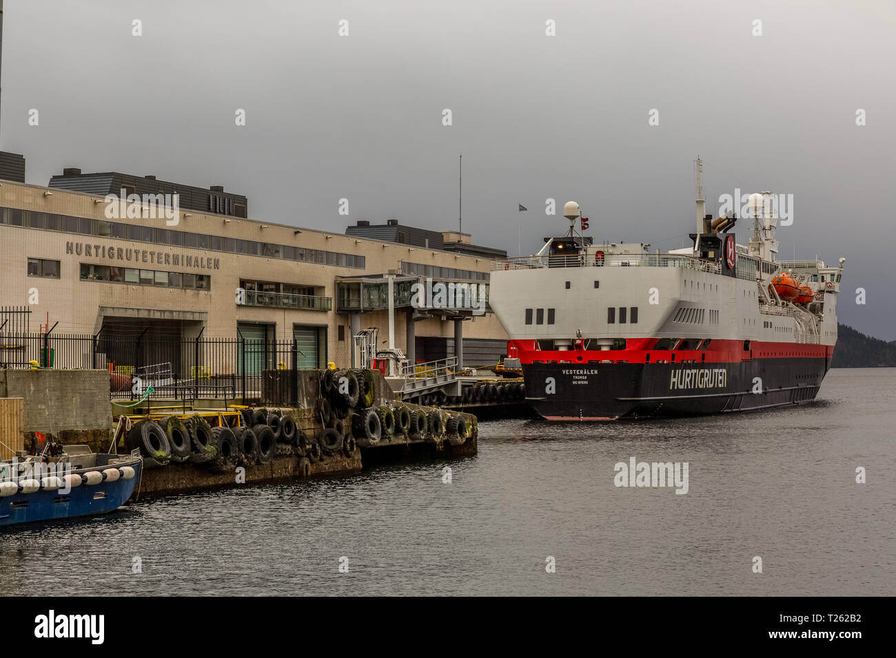 Die Hurtigruten Kreuzfahrt Schiff, Vesteralen, im Hafen an der Hurtigruteterminalen, oder Terminal Gebäude, in der Hafenstadt Bergen in Norwegen, Stockfoto